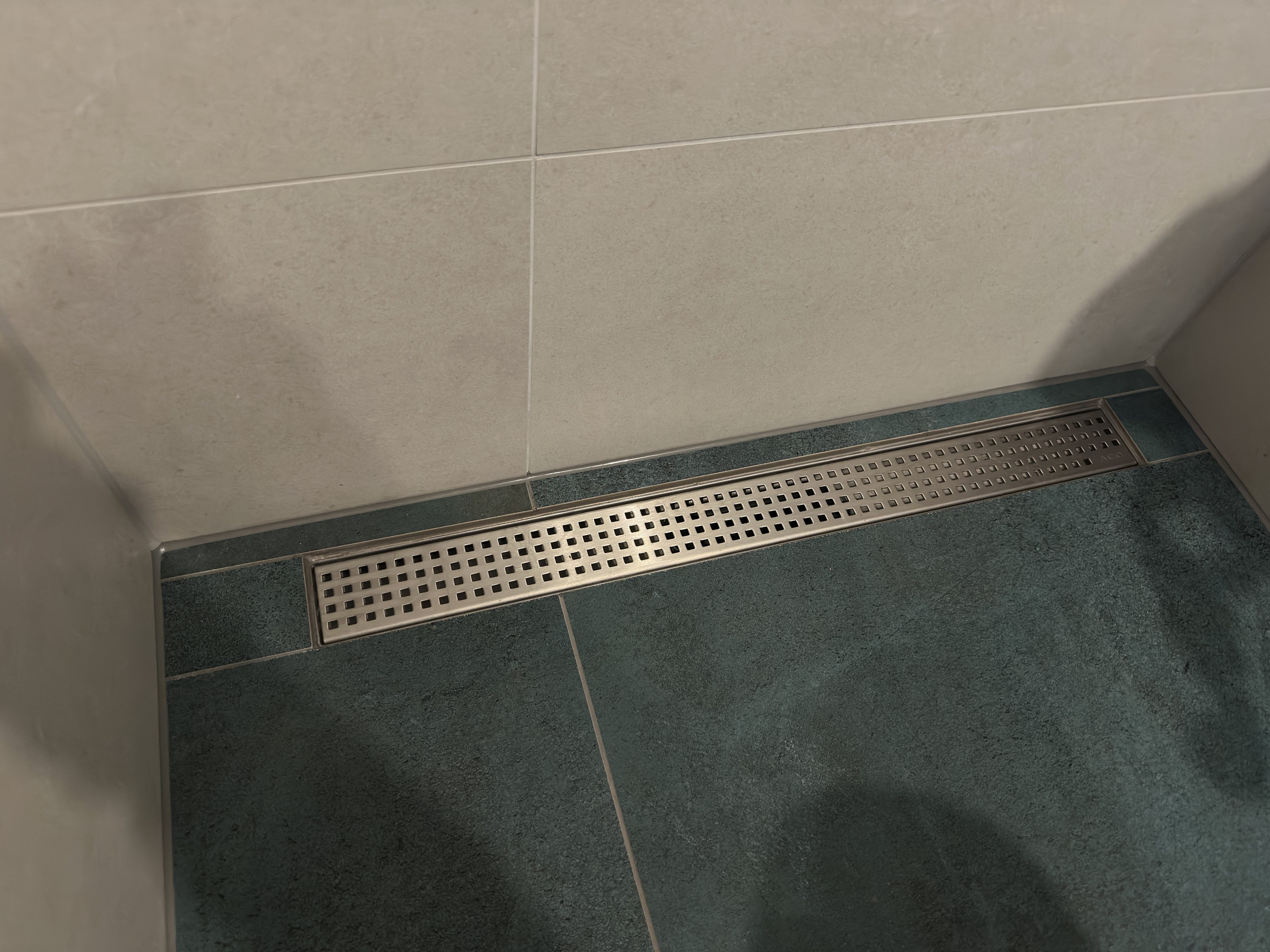 Badkamer verbouwing 36 Leusden mooie douchegoot