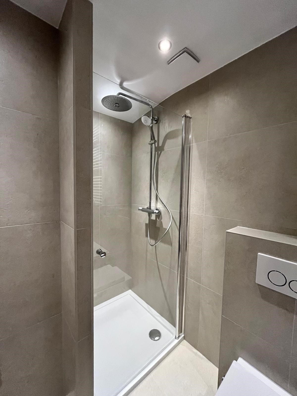 Badkamer renovatie 37 Amersfoort met mooie douchedeur op lage douchebak