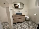 Badkamer renovatie 38 Zeist met inloopdouche, houtlook badkamermeubel, opzetwastafel en moderne tegelvloer