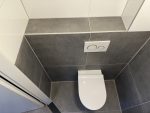 Toilet renovatie 22 Amersfoort met modern wandcloset, compact fonteintje, antraciet betonlook tegels en strak plateau boven het toilet"