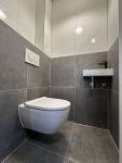 Toilet renovatie 22 Amersfoort met zwevend toilet, compact fonteintje en antraciet betonlook tegels