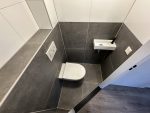 Toilet renovatie 22 Amersfoort met geberit turboflusch wandcloset, modern fonteintje en antraciet betonlook tegels