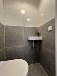 Toilet renovatie 22 Amersfoort met modern fonteintje en betonlook tegels