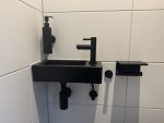 toilet renovatie 23 Compact zwart fonteintje met zwarte kraan en accessoires in volledig gerenoveerde toiletruimte Groenekan