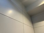 Complete toilet renovatie Groenekan met strak modern sanitair, grootformaat tegels en eigentijdse zwarte accenten